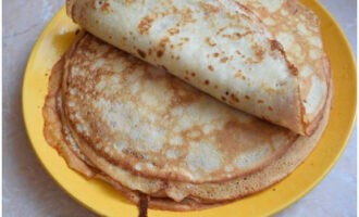 Hur förbereder man läcker pannkaksfyllning? Vi bakar pannkakorna och börjar förbereda fyllningen.