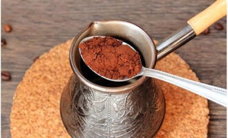 Cà phê Raf có thể dễ dàng chuẩn bị tại nhà. Thêm cà phê xay mịn vào Turk.