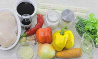 Hoe maak je heerlijke udon-noedels? Bereid onmiddellijk alle ingrediënten voor het gerecht voor, volgens de verhoudingen van het recept. We schillen de groenten, wassen ze, drogen ze en snijden ze in dunne reepjes.