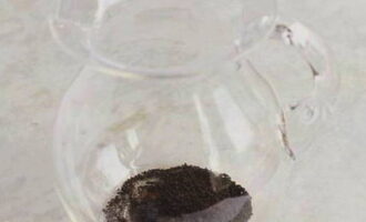 Cafeaua Bumble poate fi preparată cu ușurință acasă. Turnați cafea instant într-o cană.