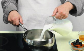 Klassisk matsoni är lätt att tillaga hemma. Efter att du sköljt kastrullen, häll i en liter osteriliserad mjölk. Placera den på brännaren, vänta tills den kokar och stäng omedelbart av värmen. Kyl i 5 minuter.