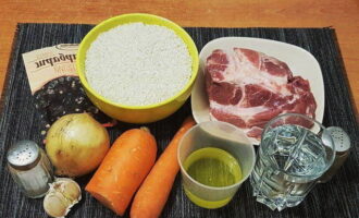 Pilaf i en slowcooker är väldigt lätt att tillaga. Mät upp den angivna mängden ingredienser.