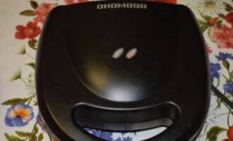 Vafele se prepară rapid și ușor într-un cuptor multiplu. Luăm unitatea și introducem panourile de vafe. Îl conectăm la rețea.