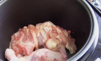Ang pagluluto ng manok sa isang mabagal na kusinilya ay napakasimple. Hinugasan namin ng mabuti ang ibon, tuyo ito at pinutol. Maaari mong gamitin ang anumang bahagi ng manok. Ang mga piraso ay dapat na katamtaman ang laki upang ang proseso ng pagluluto ay pantay. Ilagay ang ibon sa mangkok ng multicooker.