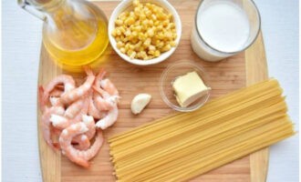 Hur lagar man utsökt linguine? Låt oss förbereda de nödvändiga ingredienserna. Förrengör räkorna om det behövs.