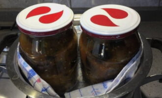Apoi, puneți piesele de prelucrat într-o tigaie cu apă și un prosop în partea de jos. Aduceți apa la fiert și sterilizați borcanele umplute în ea timp de 10 minute.Apoi sigilați cu capace și lăsați să se răcească complet.