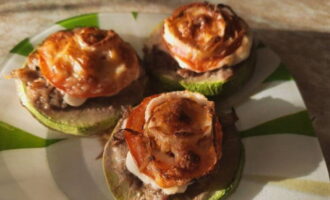 Courgetteschijfjes gebakken met gehakt in de oven zijn klaar. Help jezelf! 