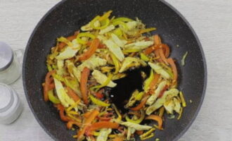 Giet twee soorten saus over de gebakken groenten, meng, voeg naar smaak zout en zwarte peper toe en laat alles één minuut sudderen.