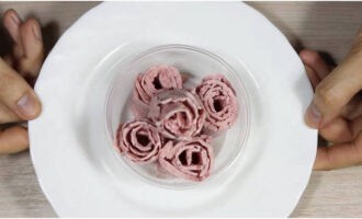 เสิร์ฟไอศกรีมก่อนที่จะเริ่มละลาย อร่อย!