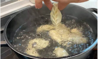 Sänk ner bitarna i kokande saltat vatten och koka i 5 minuter.