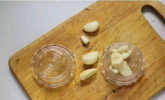Ipasa ang mga clove ng bawang sa pamamagitan ng isang pindutin.