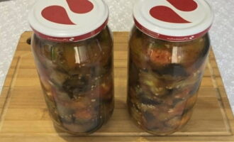 Un aperitiv de vinete și roșii pentru iarnă este gata. Depozitați într-un loc răcoros!