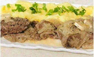 Servera rätten med potatismos. Smaklig måltid!