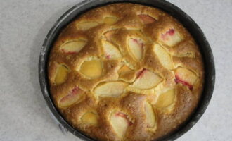 Se da la cuptorul preincalzit la 180 de grade pentru 10 minute. Apoi reduceți temperatura cuptorului la 160 de grade și gătiți aproximativ 30-40 de minute.