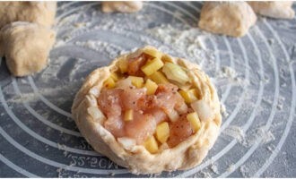 Emelje fel a torta széleit a képen látható módon. Emelje fel a torta széleit a képen látható módon.