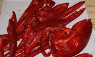 Nililinis namin ang paminta mula sa mga buto at pinutol ito sa mga piraso.