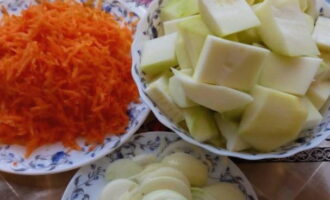 Gupitin ang zucchini at sibuyas sa mga piraso, lagyan ng rehas ang mga karot sa isang magaspang na kudkuran.