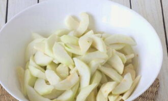 Balatan ang mga peras, gupitin ang mga ito sa malinis na hiwa, alisin ang core.