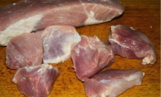 Tăiați componenta principală în bucăți destul de mari, aproximativ de dimensiunea unui shish kebab.