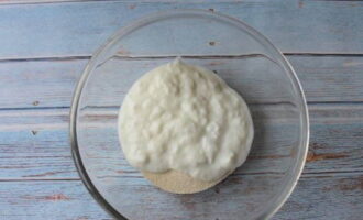 Punan ang semolina na may kefir.
