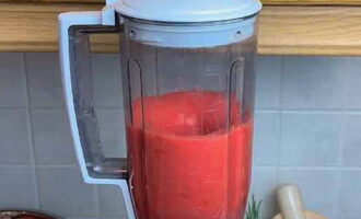 We gebruiken een blender of vleesmolen en hakken de voorbereide tomaten fijn. Het is aan ons om te beslissen of we de huid verwijderen of niet.