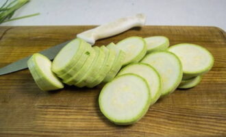 Pagkatapos putulin ang mga dulo ng zucchini, gupitin ang mga gulay sa mga bilog. Ang kapal ay hindi dapat lumampas sa 1 sentimetro.