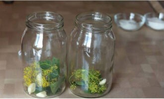 Doe geurige kruiden en knoflook in potten.