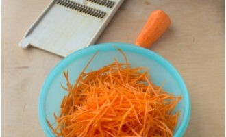 Mal morötterna med ett koreanskt morotsrivjärn.