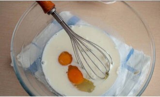 Belekeverjük a tojásokat és habverővel felverjük. Belekeverjük a tojásokat és habverővel felverjük.