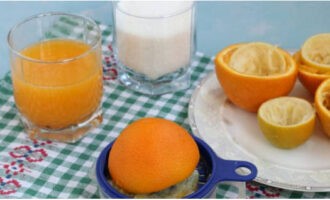 A citrusféléket félbevágjuk, a levét kicsavarjuk.