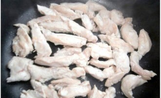 Gupitin ang fillet ng manok sa mga cube at iprito ito sa langis ng gulay hanggang maluto. Alisin sa kawali.