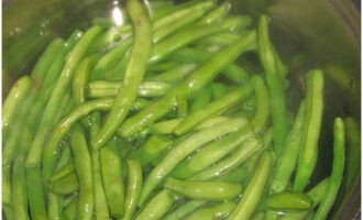 Pakuluan ang green beans sa kumukulong inasnan na tubig nang mga 5 minuto.