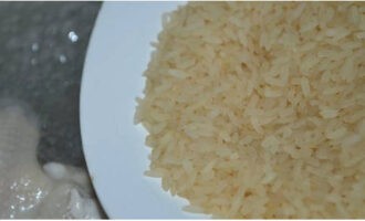 เมื่อน้ำซุปไก่พร้อมแล้ว ให้ใส่ข้าวลงไป ปรุงอาหารด้วยกันประมาณ 10 นาที