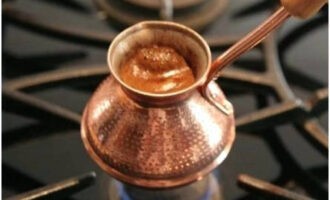 Đổ đầy nước và đặt lên bếp. Đun sôi và nấu cà phê cho đến khi xuất hiện bọt nhẹ trên bề mặt.