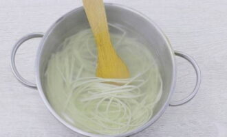 Kook de udon-noedels in gezouten water gedurende 7-8 minuten.