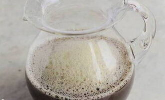 Peste cafea se toarnă jumătate de litru de apă clocotită, se adaugă zahăr, se amestecă și se lasă până se răcește complet.