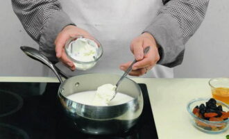 Tillsätt 2 matskedar beredd matsoni eller gräddfil till lätt kyld mjölk. Rör om med en visp tills en homogen substans bildas. Det ska inte finnas några klumpar kvar.