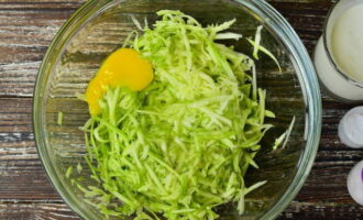 Hugasan namin ang batang zucchini. Putulin ang mga dulo. Kung gumagamit ka ng mga bata, hindi na kailangang balatan. Gamit ang isang kudkuran, i-chop ang mga gulay. Hatiin ang mga itlog sa zucchini shavings.