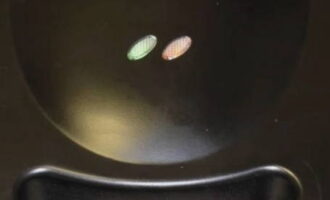 Apăsând butonul, pornim dispozitivul. Mai întâi se va aprinde lumina roșie. Când cuptorul multiplu se încălzește, lumina va deveni verde. Unitatea se încălzește timp de cel mult cinci minute.