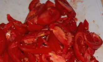 Gupitin ang kalahati ng mga kamatis sa manipis na hiwa.