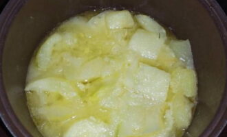Pakuluan ang zucchini sa langis ng gulay hanggang malambot - mga 30-40 minuto.