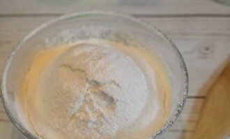 ร่อนแป้งและผงฟูลงในส่วนผสม egg-kefir