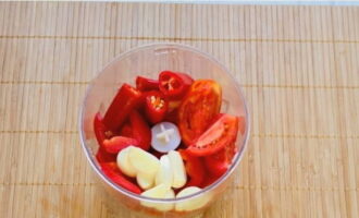 Ilagay ang sari-saring gulay sa isang blender bowl.