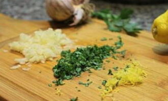 Nang walang pag-aaksaya ng oras, alisan ng balat ang bawang at i-chop ito ng makinis. Hugasan ang lemon at alisin ang zest. Banlawan ang perehil nang lubusan.