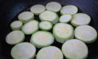 Hetta upp en stekpanna med vegetabilisk olja. Placera zucchinimuggar här.
