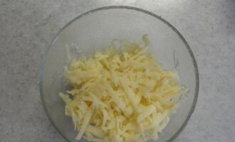 Ratlleu el formatge dur amb un ratllador gruixut.