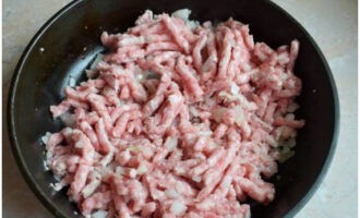 Här lägger vi även förtinad köttfärs. Rör om och stek tillsammans i ca 10 minuter.