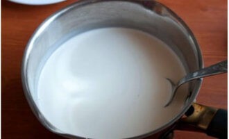 Đo lượng kem cần thiết.Đun nóng chúng cho đến khi ấm.