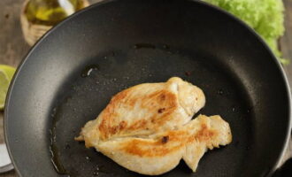 Medan spannmålen kokar, värm en stekpanna med vegetabilisk olja och stek kycklingfilén i högst 4 minuter på båda sidor. Köttet ska inte vara torrt.