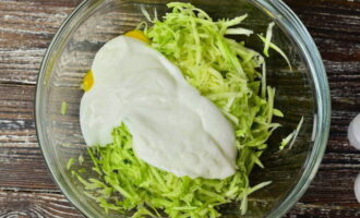 Ibuhos sa kefir.